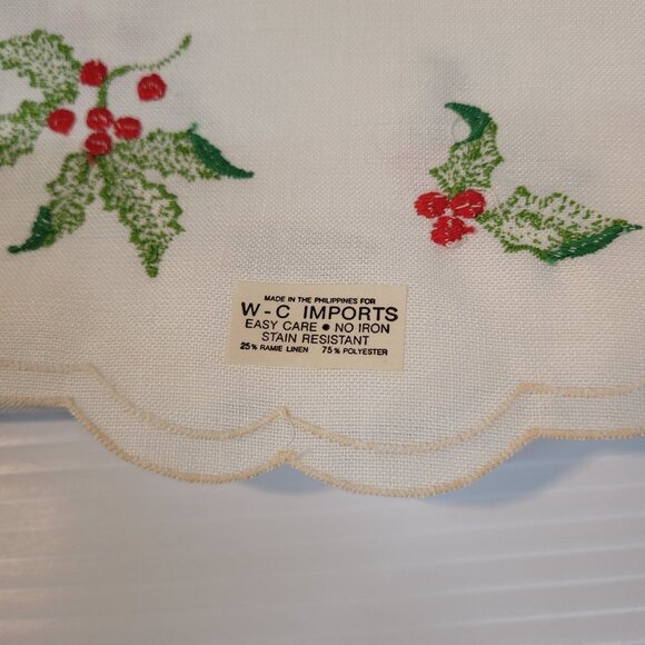 W C Imports Placemats Set 4 Ivory Beige Scalloped Edge Embroidered Holly - Picture 6 of 6
